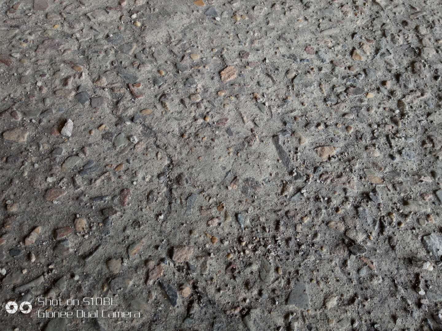 原地面起沙